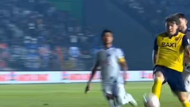 Oxford Permalukan Arema, Tapi Cedera Romeny Jadi Sorotan